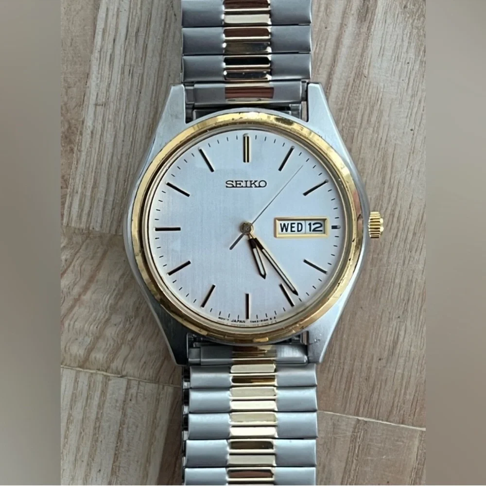 Seiko Men's Watch Two-Tone Stretch Bracelet Silver Tone Dial Date Day Windows